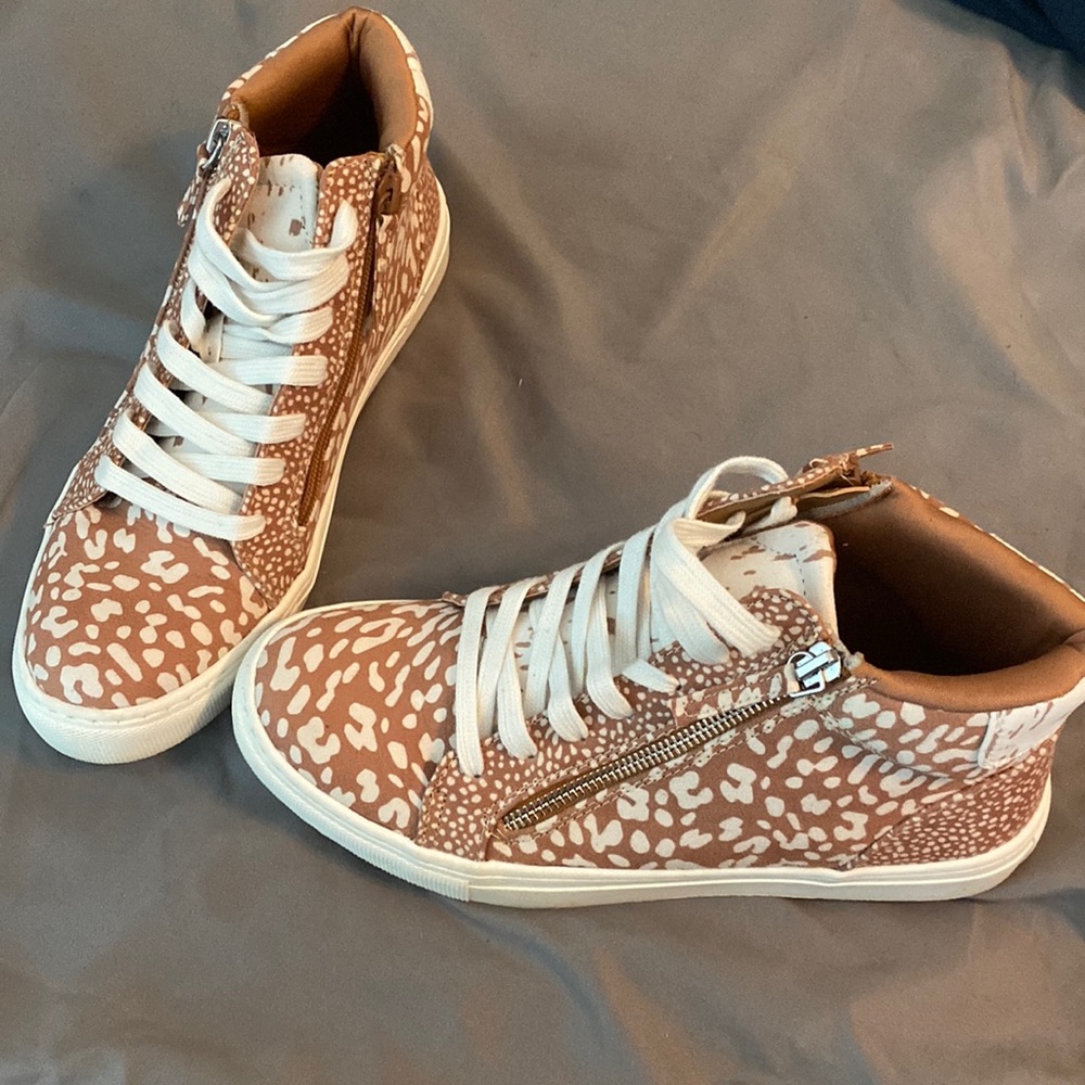 Universal threads casual sneaker animal print